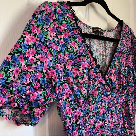 Almost Famous Floral Cinched V Neck Top, size L - Picture 3 of 7